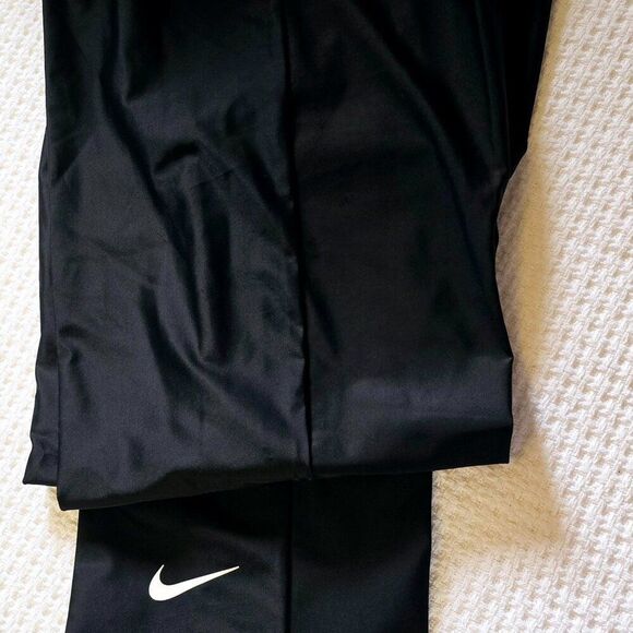 Black Nike UPF40 Standard Fit Leggings Size Medium NWT - Picture 4 of 5